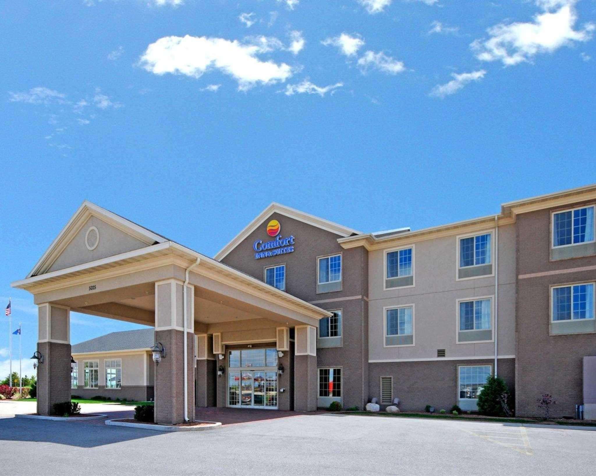 Comfort Inn & Suites Madison North Deforest Exterior photo