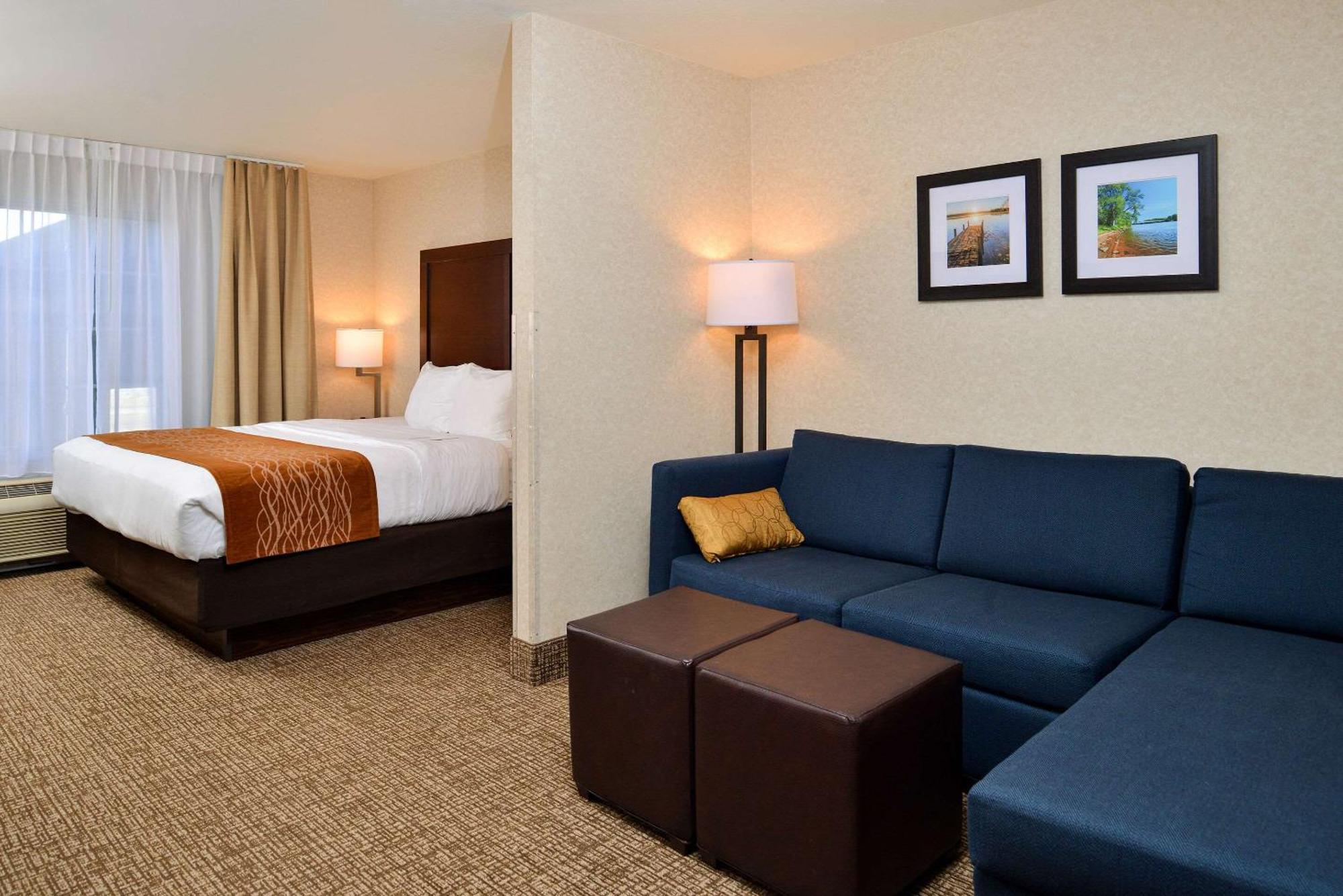 Comfort Inn & Suites Madison North Deforest Exterior photo