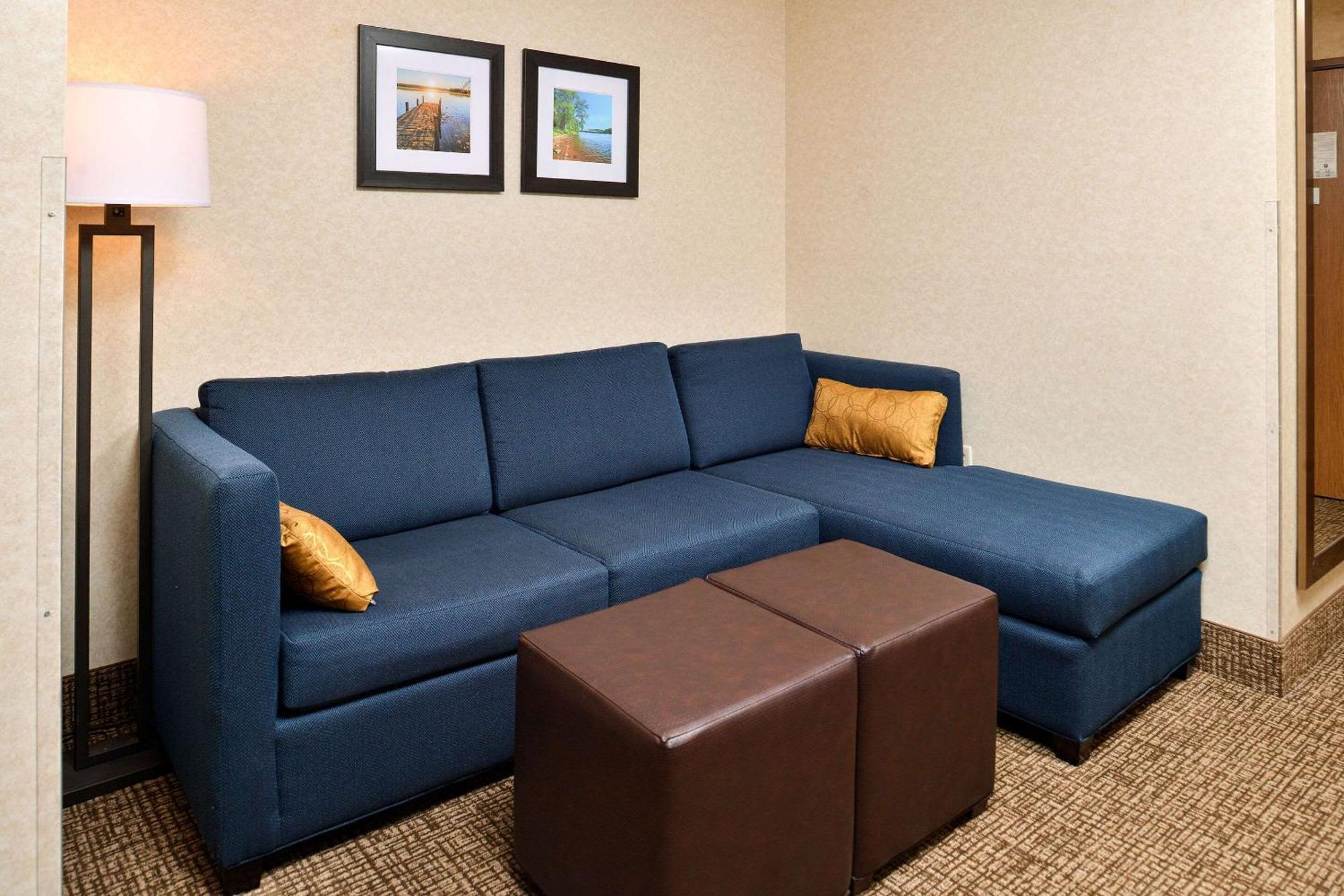 Comfort Inn & Suites Madison North Deforest Exterior photo