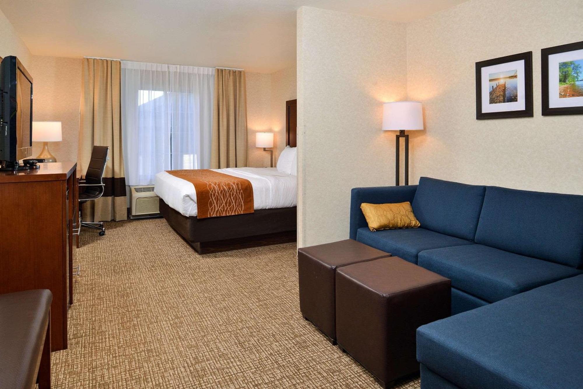 Comfort Inn & Suites Madison North Deforest Exterior photo